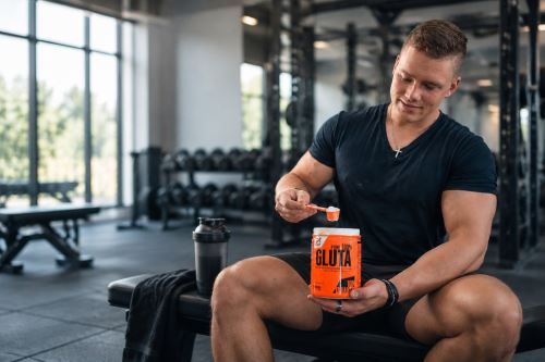 Proč by měl silově cvičící sportovec užívat glutamin kvůli trávení a svalům